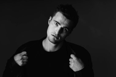 Stüdyoda poz veren yakışıklı beyaz adam.