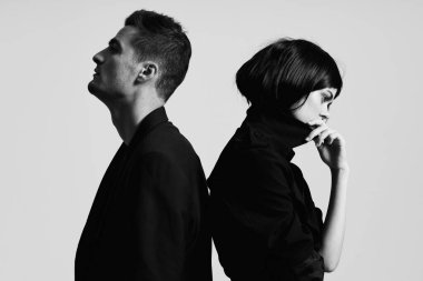 Stüdyoda yalnız poz veren genç ve şık bir çift. 