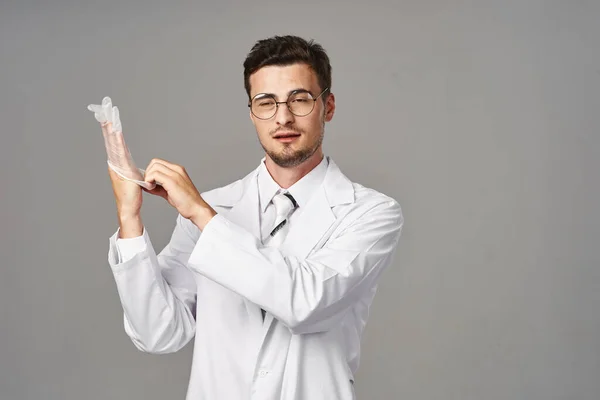 Prise Vue Jeune Médecin Portant Gant Sur Fond Isolé — Photo