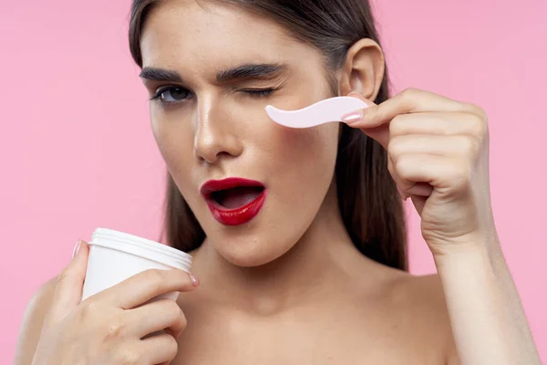 Retrato Mulher Bonita Segurando Produto Beleza Fundo Rosa Isolado — Fotografia de Stock