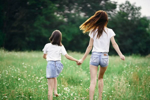 Young Mother Her Daughter Having Fun Camomile Field — Stock Photo, Image