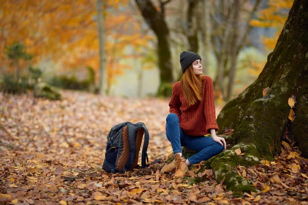 Молодая Женщина Туристка Путешествующая Осенью — стоковое фото