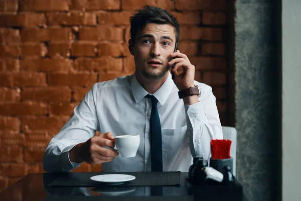 Jonge Knappe Zakenman Aan Het Praten Smartphone Cafe — Stockfoto