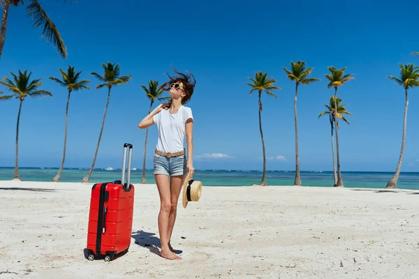 Mujer Joven Con Maleta Roja Playa —  Fotos de Stock