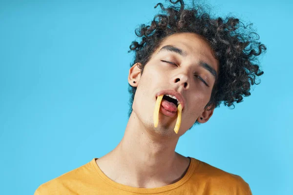 Joven Jandsome Hombre Jugando Con Papas Fritas Estudio — Foto de Stock