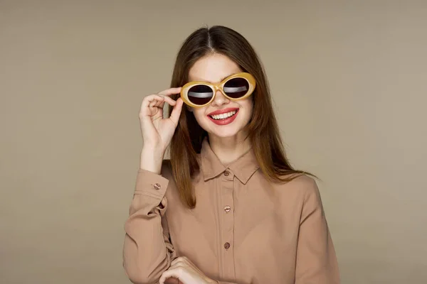 Young Beautiful Woman Sunglasses Posing Isolated Beige Background — Stock Photo, Image