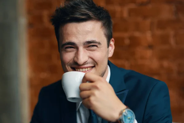 Ung Kjekk Forretningsmann Som Drikker Kaffe – stockfoto