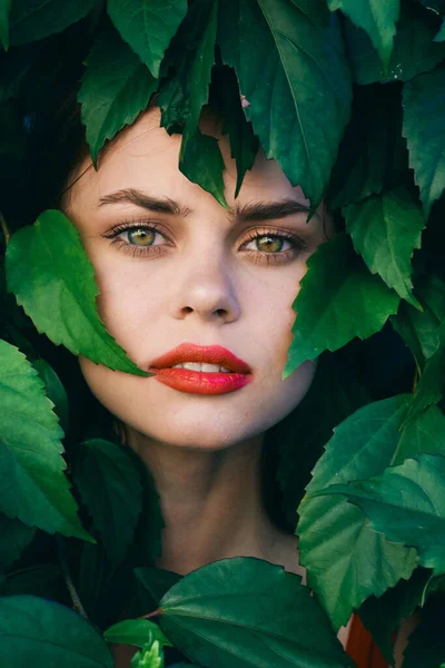 Joven Hermosa Mujer Posando Jardín —  Fotos de Stock