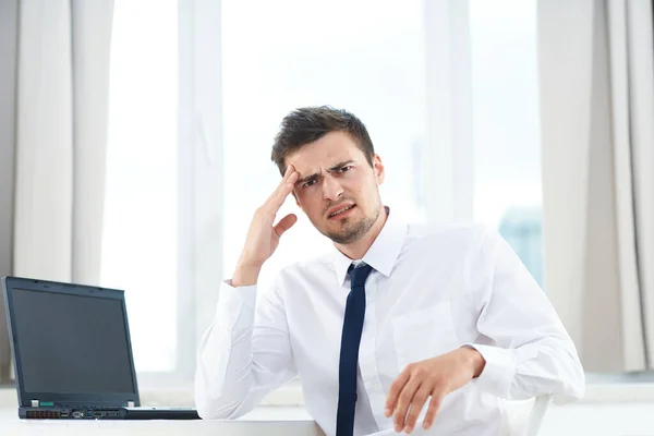 Jovem Empresário Escritório Está Cansado — Fotografia de Stock