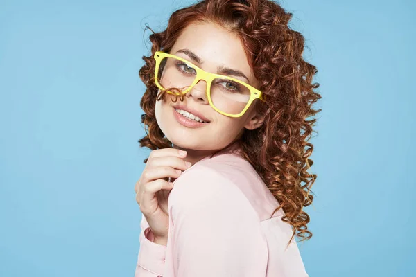 Joven Hermosa Mujer Gafas Posando Estudio —  Fotos de Stock