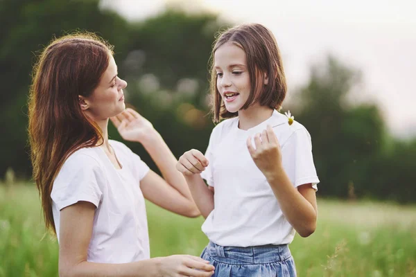 Ung Mor Och Hennes Dotter Har Kul Kamomill Fält — Stockfoto