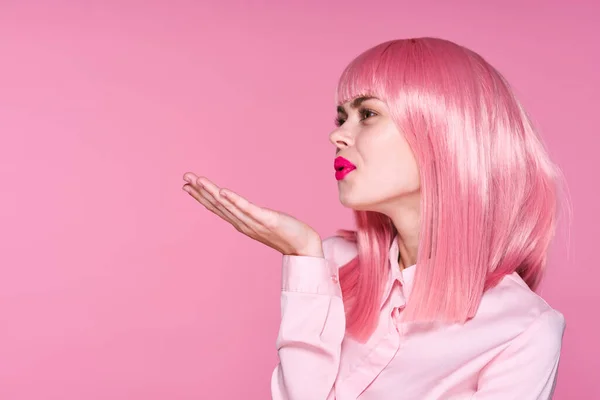 Στιγμιότυπο Νεαρό Κορίτσι Ροζ Περούκα Φυσάει Φιλί Ροζ Φόντο — Φωτογραφία Αρχείου