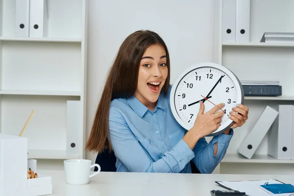 Young Beautiful Businesswoman Sitting Desk Office Clock — Stock Photo, Image
