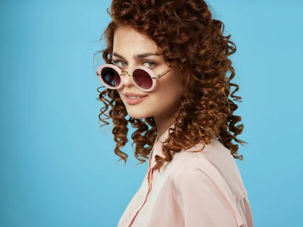 Молодая Красивая Женщина Вьющимися Волосами Солнцезащитных Очках Студии — стоковое фото
