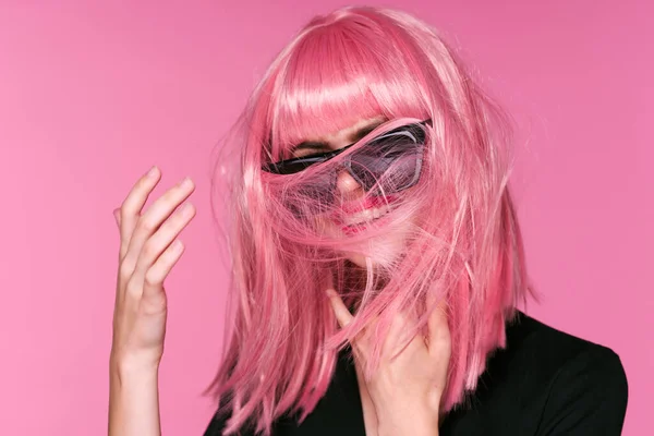 ピンク色の髪とサングラスを背景にしたピンク色のウィッグの女性 — ストック写真