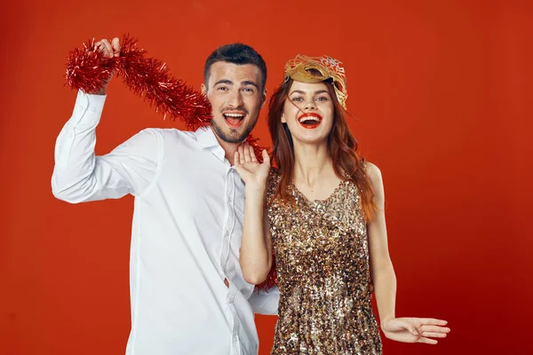 Studio Shot Van Mooi Koppel Vieren Nieuwjaar Rode Achtergrond Vrouw — Stockfoto