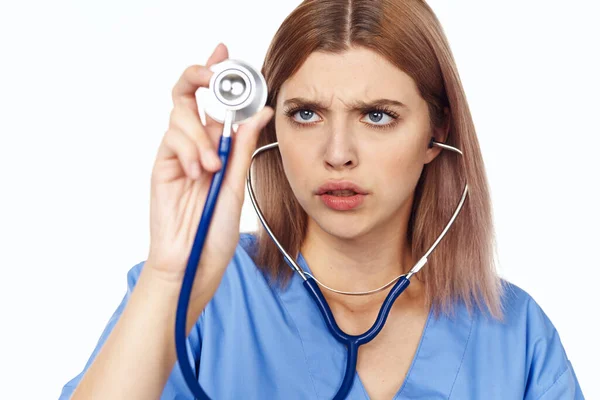 Grabado Estudio Doctora Joven Con Estetoscopio Sobre Fondo Blanco —  Fotos de Stock