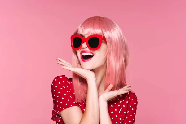 Szczęśliwa Kobieta Różowej Peruce Okularach Przeciwsłonecznych Różowym Tle — Zdjęcie stockowe