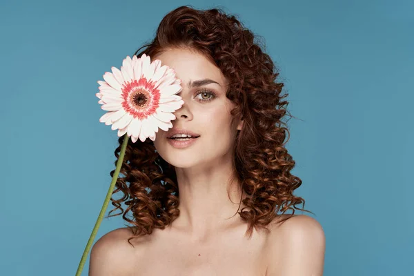 Joven Hermosa Mujer Con Flor Posando Estudio Aislado —  Fotos de Stock