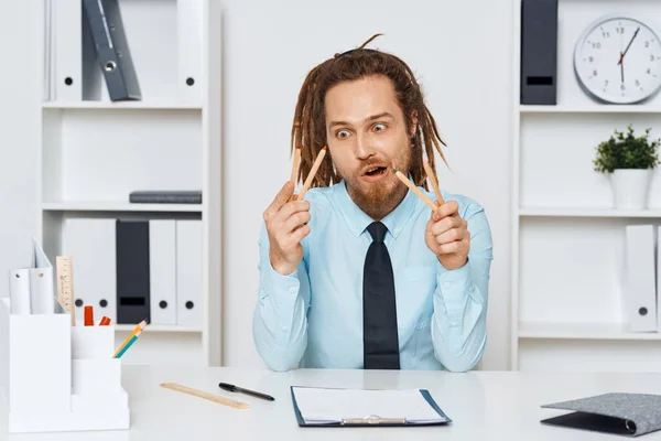 Jungunternehmer Sitzt Mit Bleistift Büro — Stockfoto