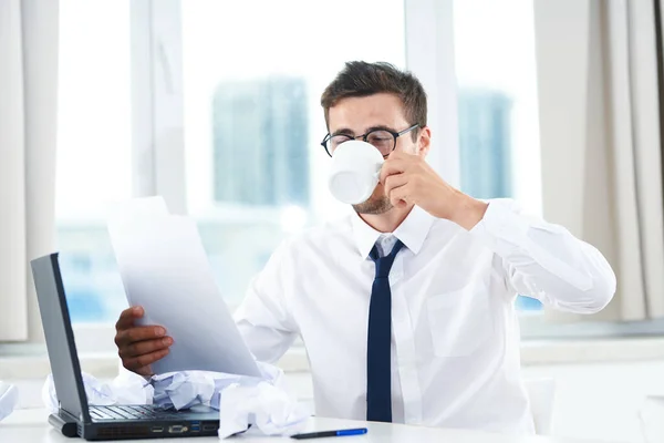 Jeune Homme Affaires Beau Dans Des Lunettes Lire Des Documents — Photo