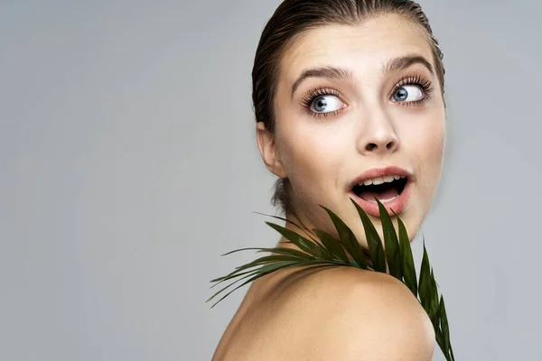 Junge Schöne Frau Posiert Mit Blatt Studio — Stockfoto