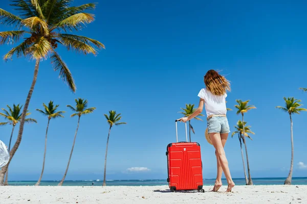 Mujer Joven Con Maleta Roja Playa —  Fotos de Stock