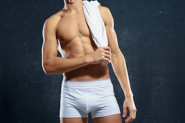 工作室里年轻的肌肉发达的男人配毛巾 — 图库照片