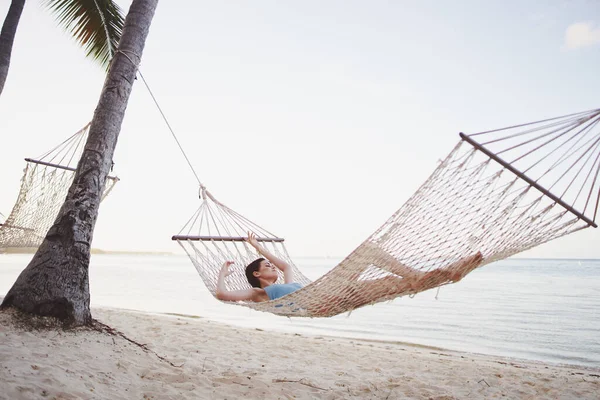 Young Beautiful Woman Relaxing Hammock — Stock Photo, Image