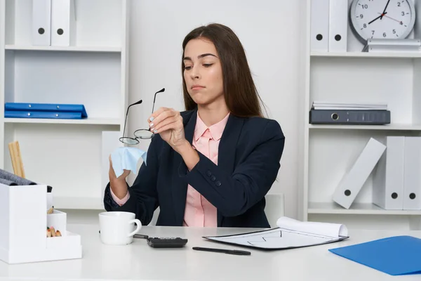 Junge Schöne Geschäftsfrau Sitzt Schreibtisch Büro Und Putzt Die Brille — Stockfoto