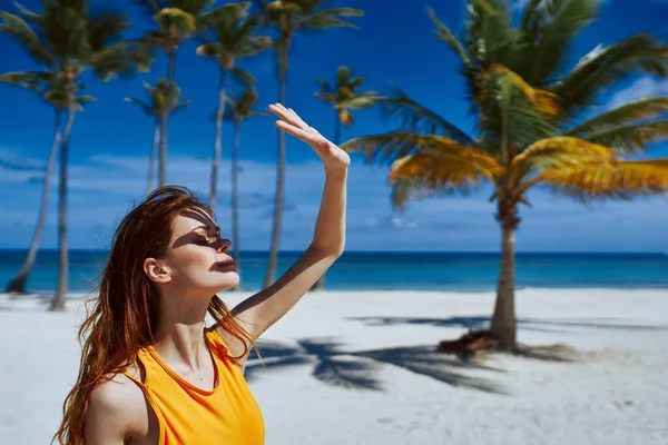 Junge Schöne Frau Entspannt Sich Tropischen Strand — Stockfoto