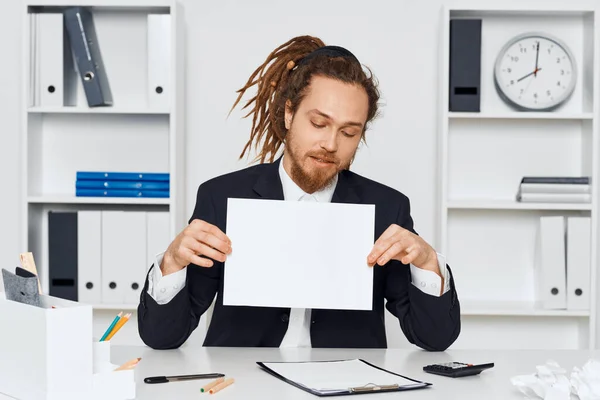 事務所に座って紙を持っている若いビジネスマン — ストック写真