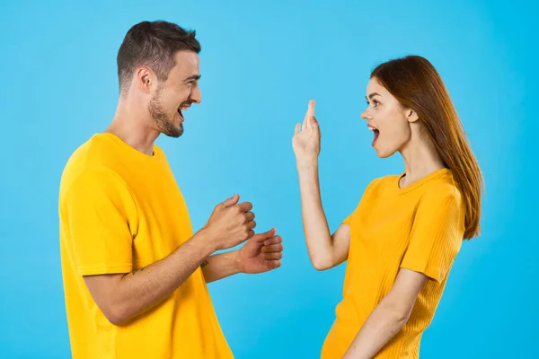 Riendo Joven Mujer Hombre Sobre Fondo Azul —  Fotos de Stock