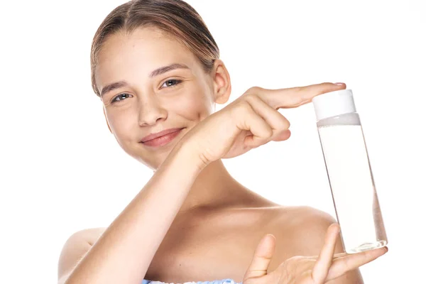 Mooie Vrouw Holding Schoonheid Product Geïsoleerde Achtergrond — Stockfoto