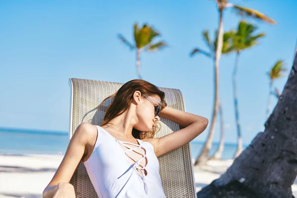 Giovane Bella Donna Che Rilassa Sul Lettino Sulla Spiaggia — Foto Stock