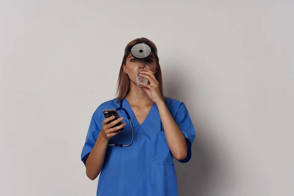 Prise Vue Jeune Femme Médecin Avec Smartphone Sur Fond Blanc — Photo