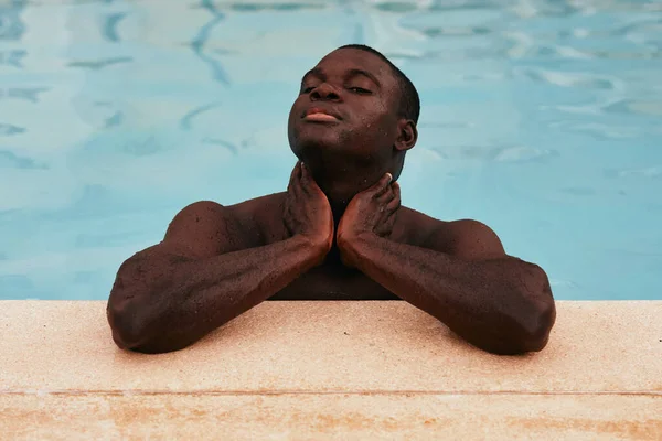 Joven Hombre Guapo Posando Piscina —  Fotos de Stock