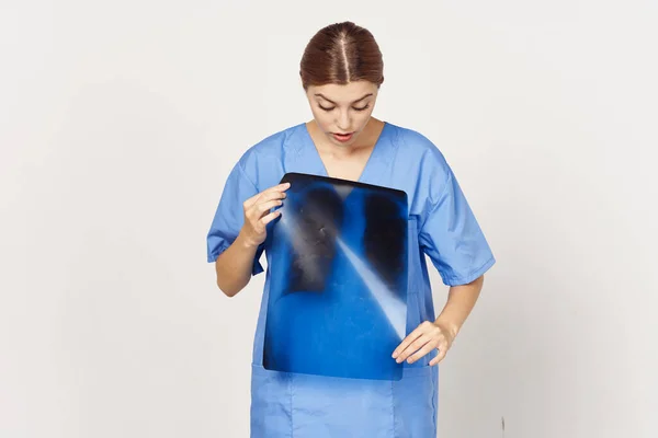 Stüdyo Çekimi Beyaz Arka Planda Röntgen Olan Genç Bir Kadın — Stok fotoğraf