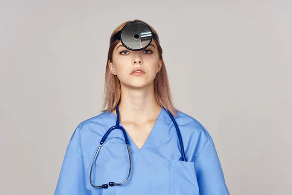 Grabado Estudio Enfermera Joven Con Espejo Sobre Fondo Blanco —  Fotos de Stock