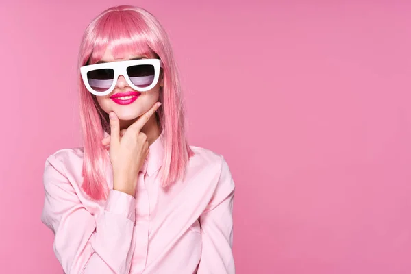 Joven Hermosa Mujer Peluca Rosa Gafas Sol Sonriendo Sobre Fondo —  Fotos de Stock