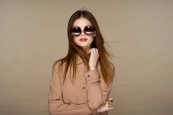 Joven Hermosa Mujer Gafas Sol Posando Aislada Sobre Fondo Beige — Foto de Stock