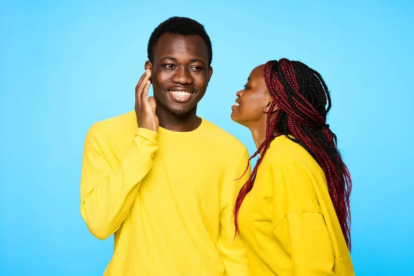 Jovem Belo Casal Posando Estúdio Fundo Azul — Fotografia de Stock