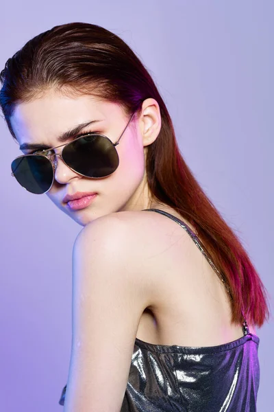 Ung Vacker Mode Kvinna Solglasögon Poserar Studio — Stockfoto