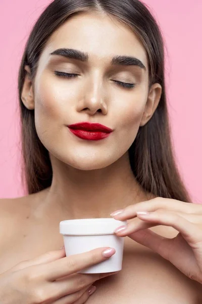 Retrato Mujer Hermosa Sosteniendo Producto Belleza Sobre Fondo Rosa Aislado — Foto de Stock