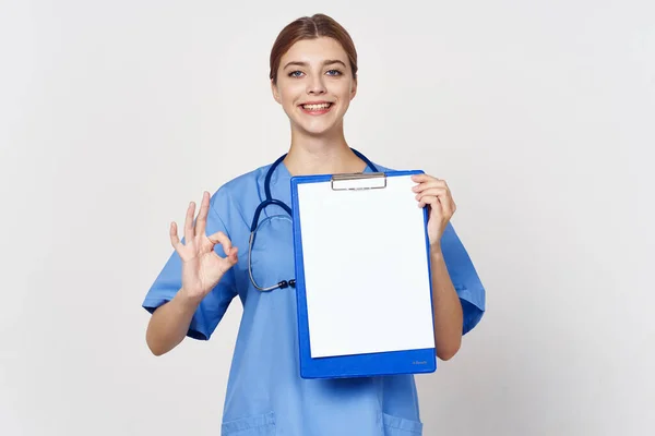 Foto Alta Qualità Donna Medico Mostrando Isolato Sfondo Bianco — Foto Stock