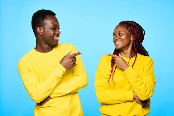 Jovem Belo Casal Apontando Estúdio Fundo Azul — Fotografia de Stock