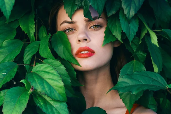 Mladá Krásná Žena Pózující Zahradě — Stock fotografie