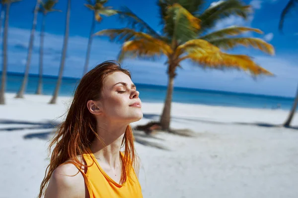 Junge Schöne Frau Entspannt Tropischen Strand — Stockfoto