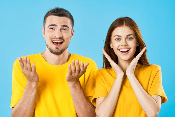 Surpreso Jovem Bonito Homem Mulher Estúdio Fundo Azul — Fotografia de Stock