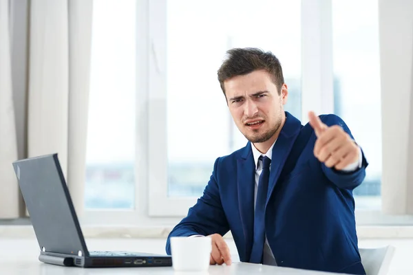 Jungunternehmer Büro Zeigt Daumen Hoch — Stockfoto